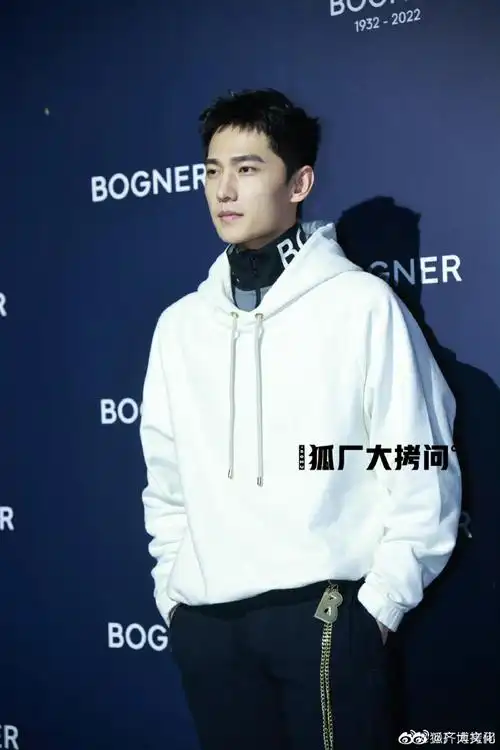 杨洋白色卫衣造型##杨洋上海活动路透