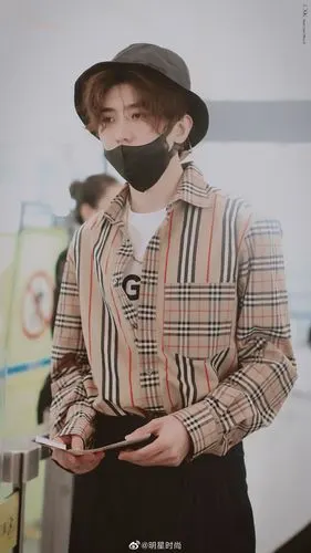 4月25日,蔡徐坤现身北京机场,休闲经典格子外套显得格外绅士