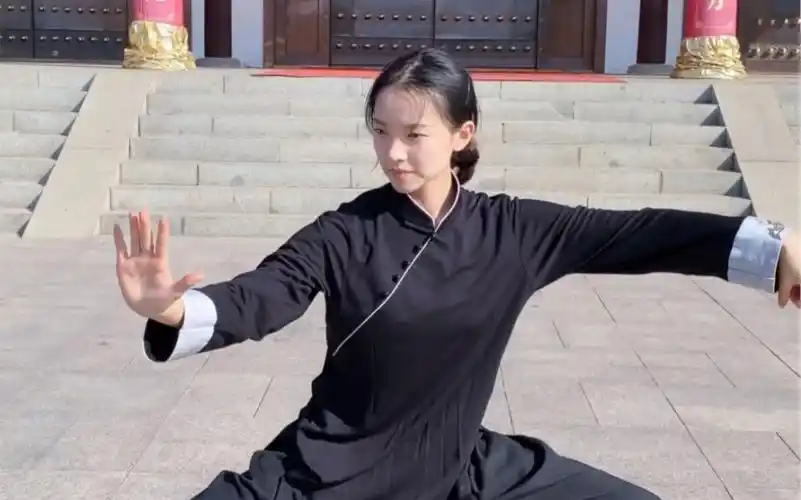 太极拳的核心理念是"以柔克刚",寓意着人们在处理事物时要以平和,柔和