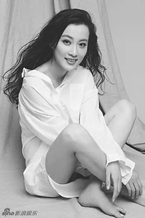 1 / 7 新浪娱乐讯 近日,演员徐梵溪一组白衬衫写真曝光,简约唯美,尽显