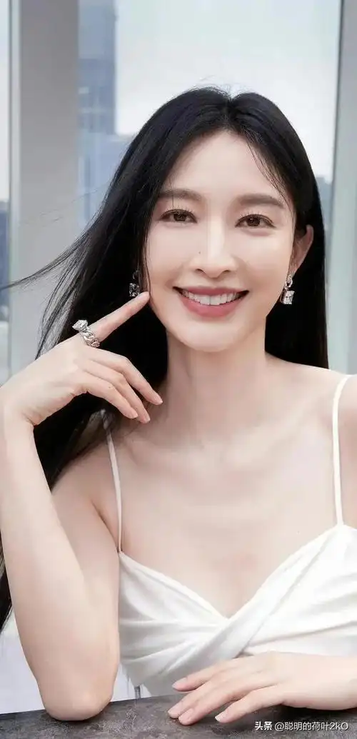 张俪白色长裙是初夏心动的感觉