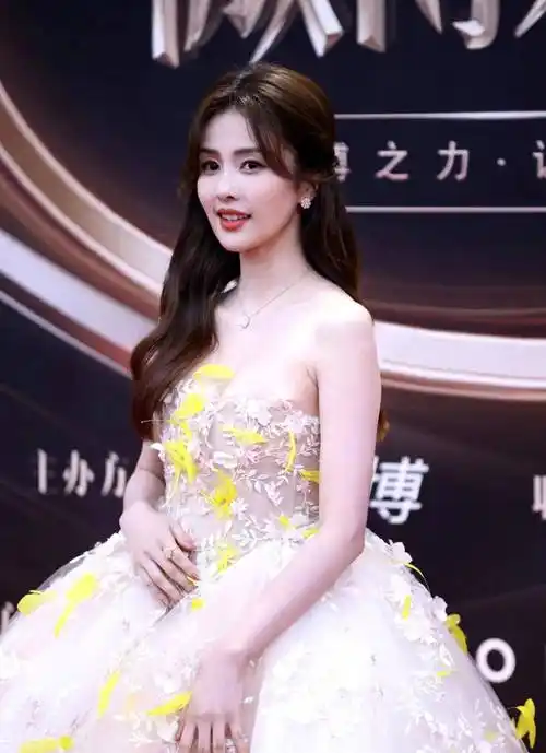 白鹿微博之夜走红毯,身穿上衣刺绣蓬蓬裙,优雅公主范!_气质_造型_活动