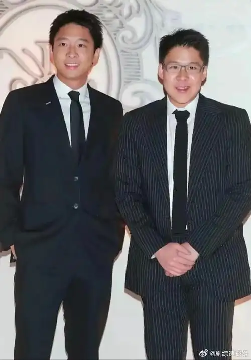 霍启刚与弟弟霍启山童年照,哥哥长相随爸爸,二弟长相随妈妈,看着好