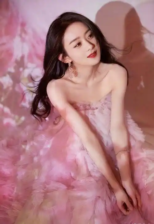 赵丽颖出席盛典造型,一袭粉色爱心礼裙,花朵光影映衬曼妙身姿_漂亮