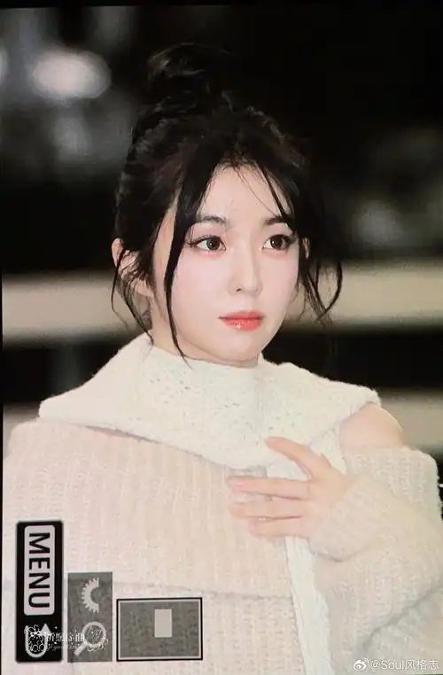 irene裴珠泫今日机场穿搭着米白色针织套装的冬日温柔女郎