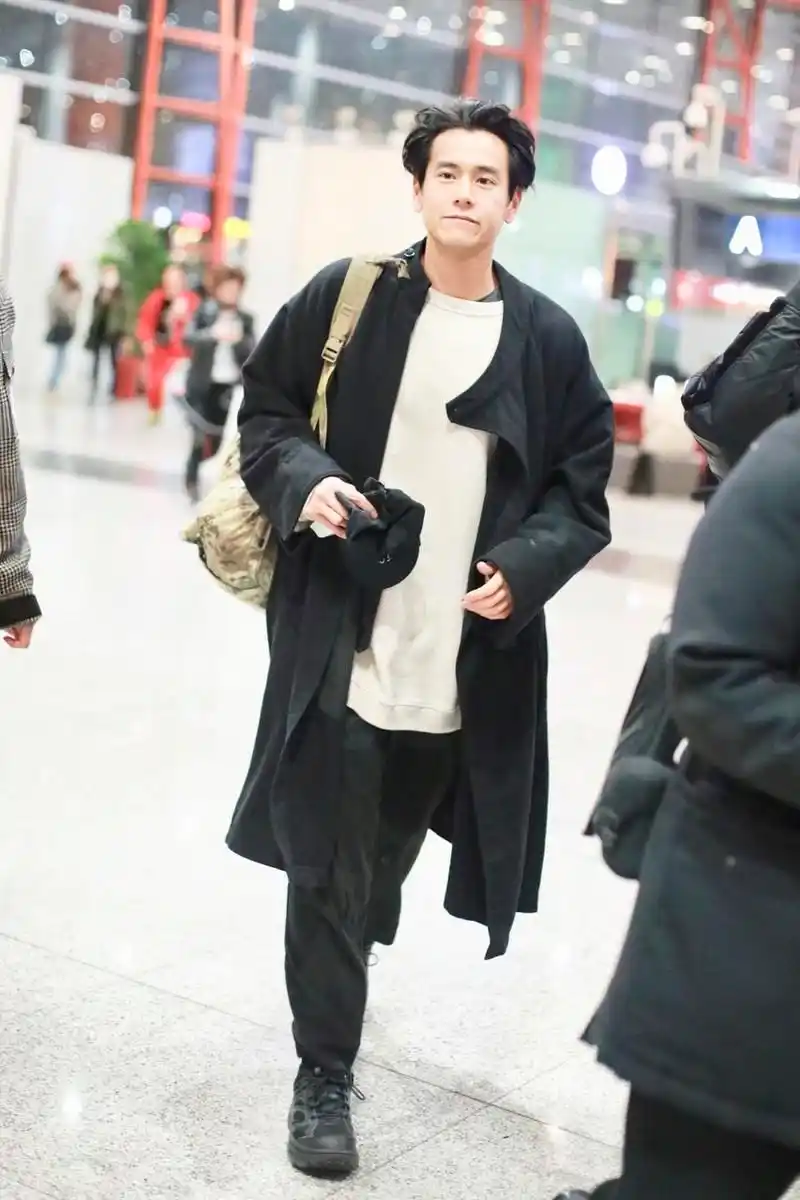 彭于晏穿大衣走机场37岁仍保持少年感182cm看腿只有160cm