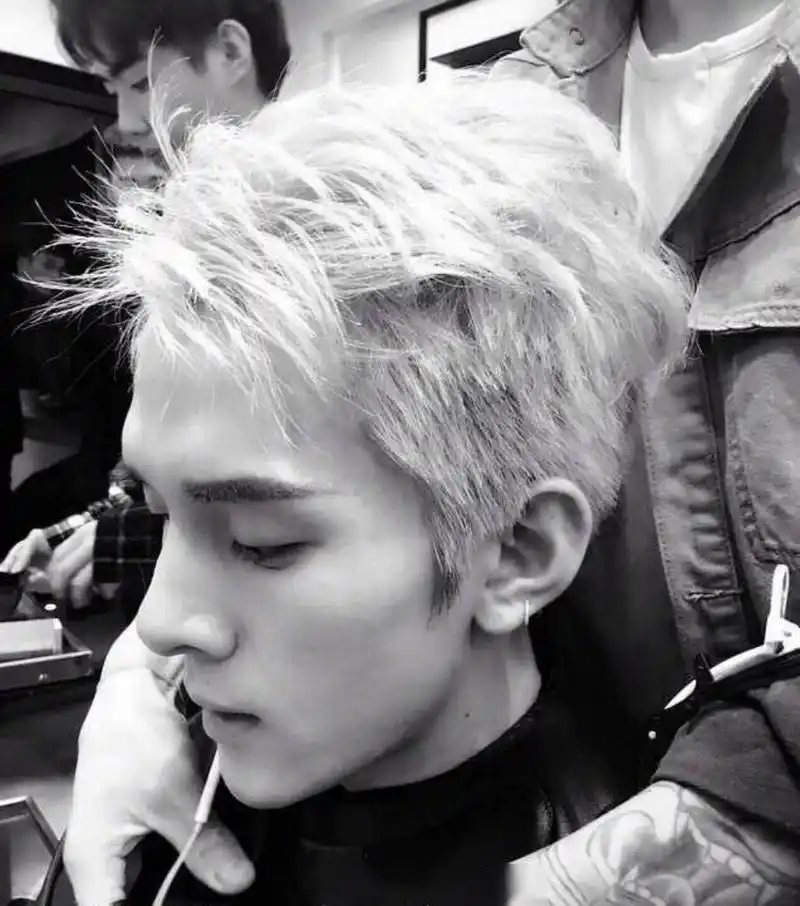 李佳琦旧照来了!第一张的发色好男团啊