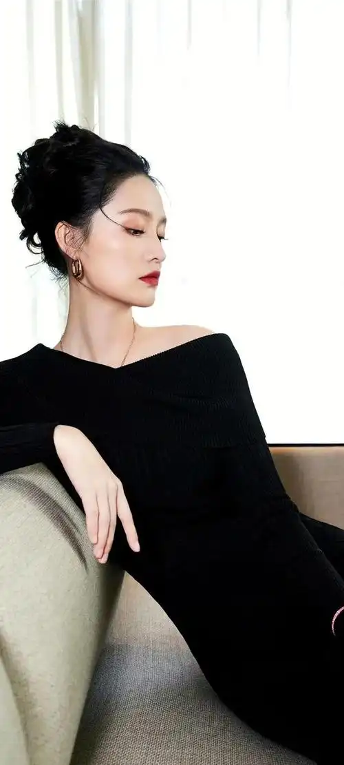 今天,就让我们一起来欣赏一组李沁的精美壁纸,感受她的独特魅力.