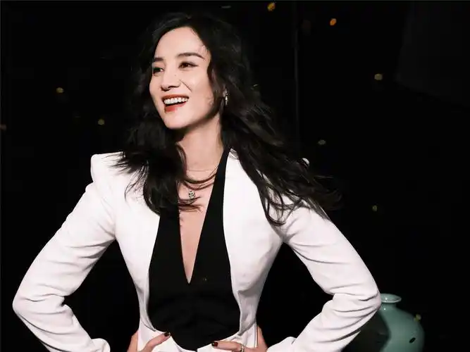 回顾宋佳吊带上位与已婚名导同居43岁的她活的又酷又飒