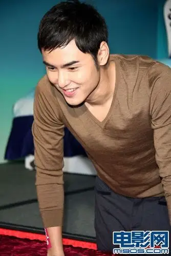 阮经天出席寝具代言活动 把身上刺青当设计标语