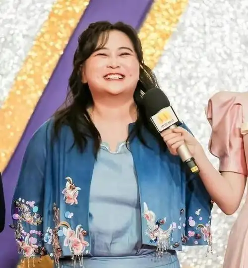 这么快就反弹了网友洛杉矶偶遇贾玲圆肩驼背身材走样