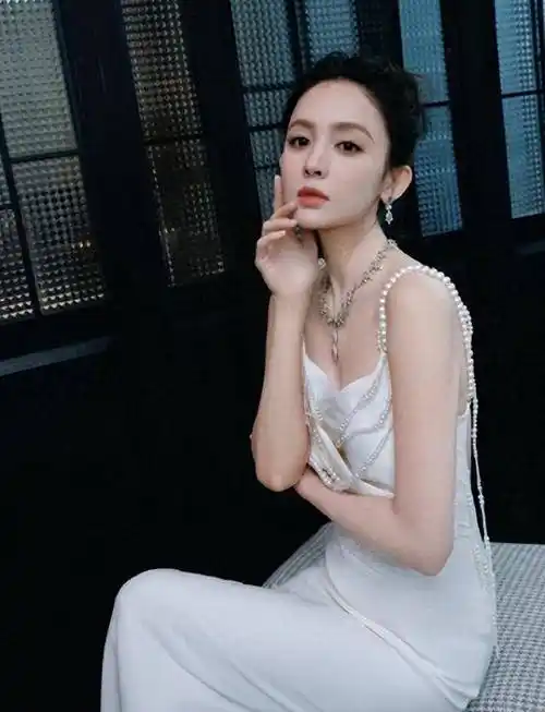 古力娜扎纯白吊带裙秀美背,优雅气质尽显女神范儿!_裙子_的设计_时尚