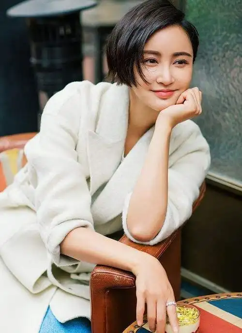 张歆艺短发照张歆艺写真图片