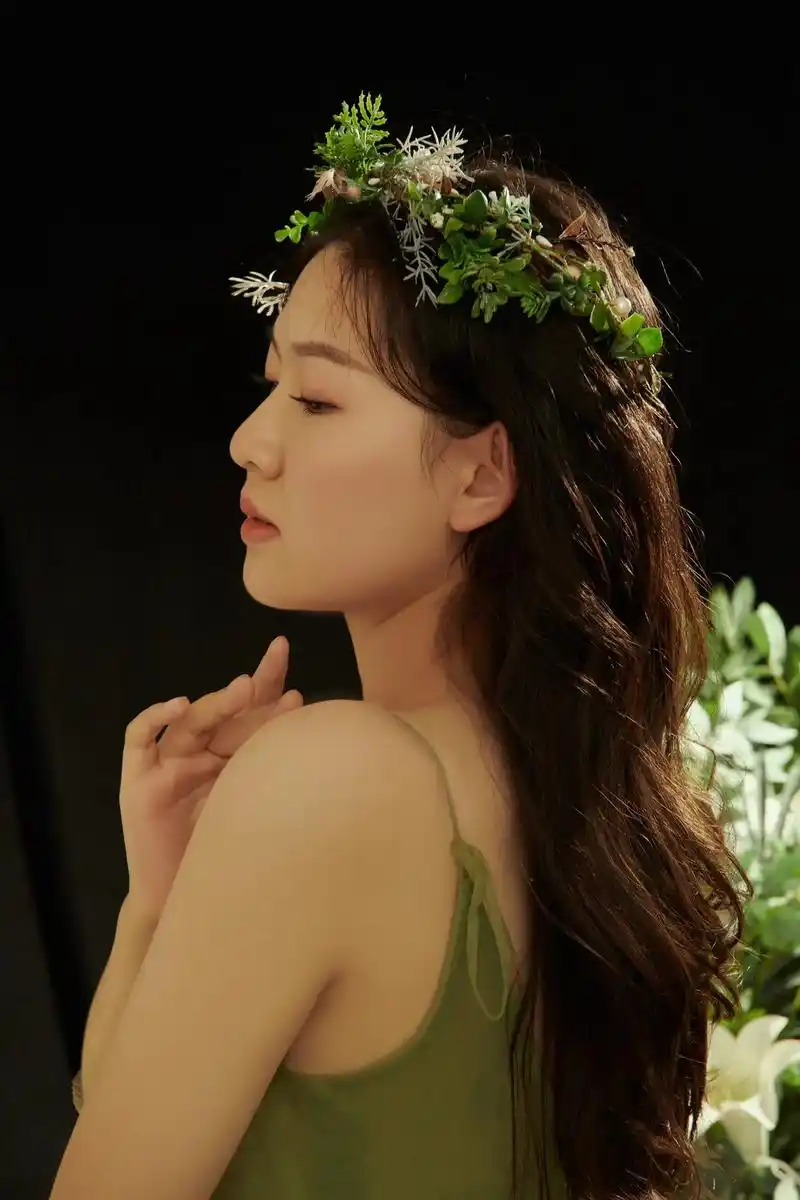 今天分享一组偏森系和光影的艺术照#个人写真 #森系 - 抖音