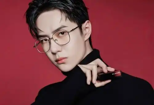 王一博打工人路透换风格,录制《天天向上》,戴眼镜穿毛衫太帅了