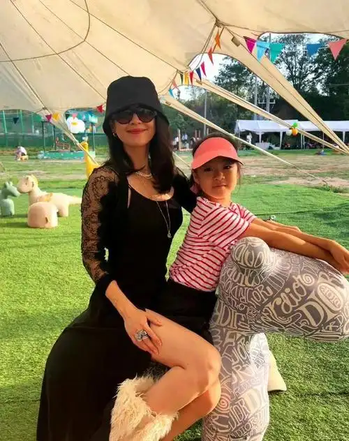 章子怡带儿子与女儿一家三口过儿童节,儿子眉清目秀,醒醒长高了