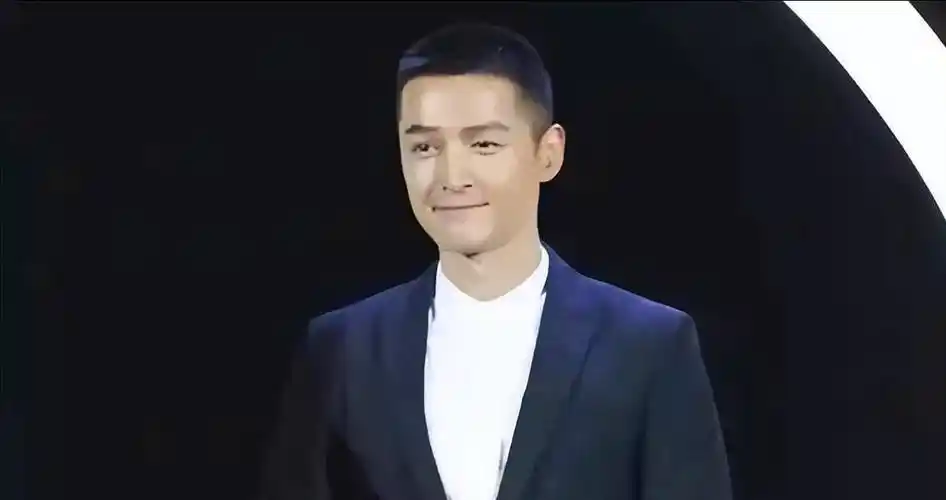 这次胡歌的新发型,综合前两次,剃了寸头,染了奶奶灰发色,同样非常帅气