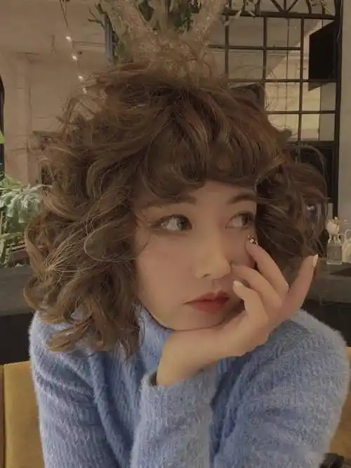 给人慵懒感的发型,很时尚潮流,可爱的羊毛卷短发,温柔减龄不失气质.