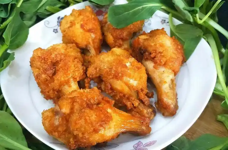 自己在家做炸鸡翅根外酥里嫩香脆可口味道不比肯德基的差