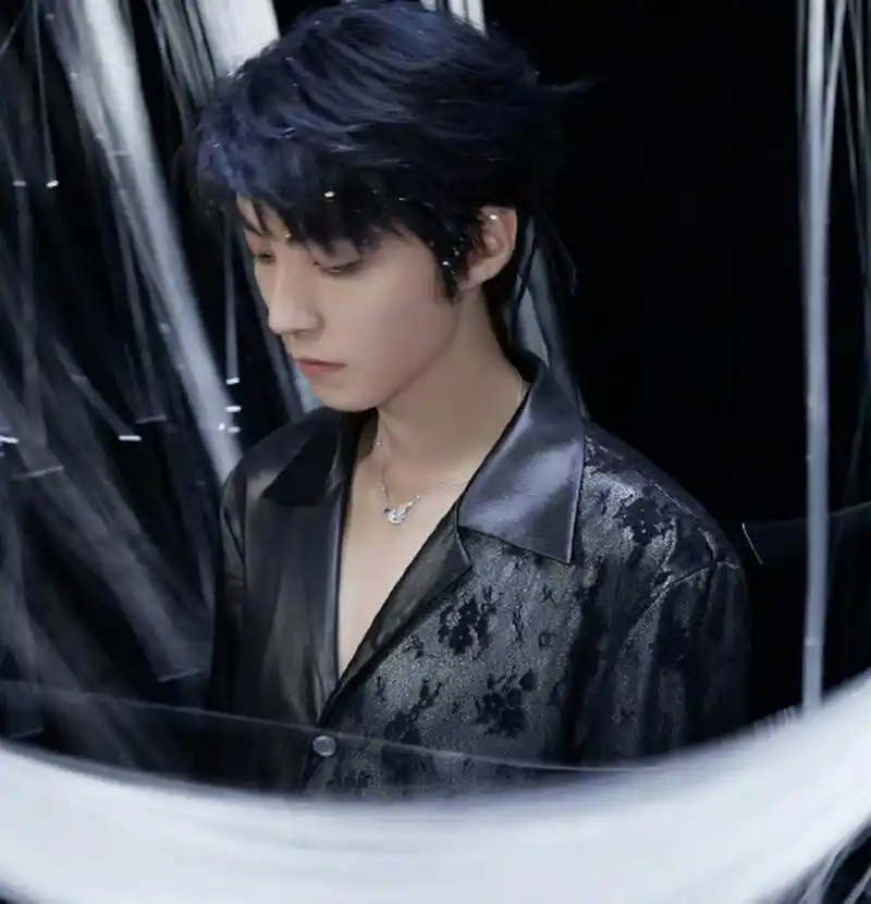 王俊凯今天蓝发# 目前来说王俊凯无论颜值还是气质都是最突出的,盏哪