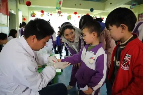 对检查中发现的问题给予指导性建议,并及时将结果反馈给幼儿园及孩子