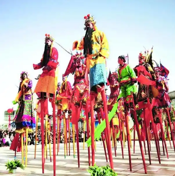 湟中区 高跷表演"火"出圈 青海非遗显风采