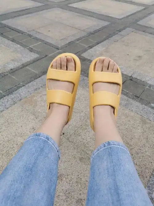 象踩在云朵上的凉鞋妥妥的踩屎感