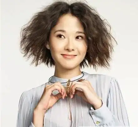 正文  麦穗烫是一款比较经典的烫发发型,外形酷似麦穗,散发出独特的