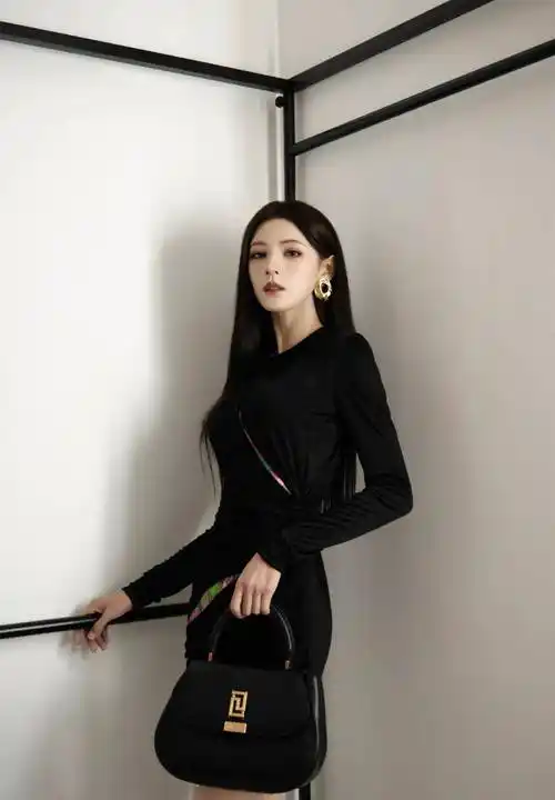 张予曦扫楼造型引热议,完美腰臀比与修长美腿,让人心动不已_身材_风格