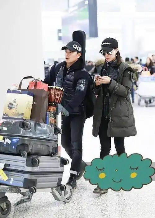 曹骏携蓝盈莹来机场,蓝盈莹穿了件大衣不够,又内搭羽绒服保暖!