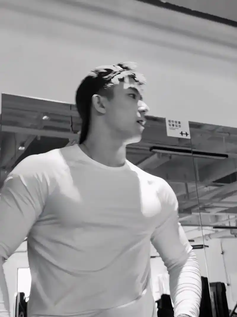 新壁纸呗.#创作灵感 #氛围感 #黑白系 #健身 #黄景瑜 - 抖音