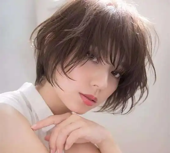头发细软,发量少,额头高,适合什么发型?剪短烫卷,别无他法