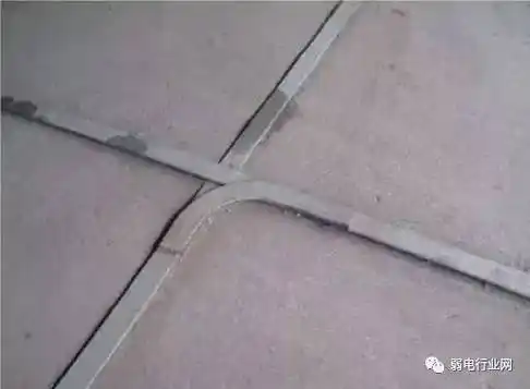 敷设时应立放,不得平放,因为立放时散流电阻较小;焊接长度应为扁铁