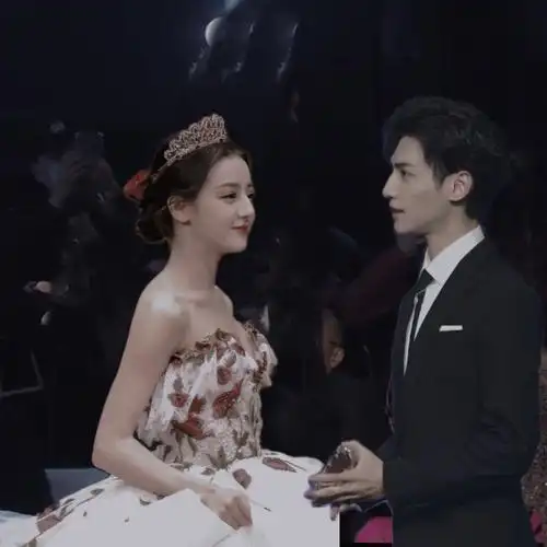 罗云熙迪丽热巴星光大赏同框细节领奖互动