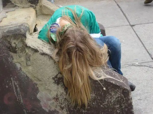 组图:美女醉酒后丑态百出 马桶是最好道具