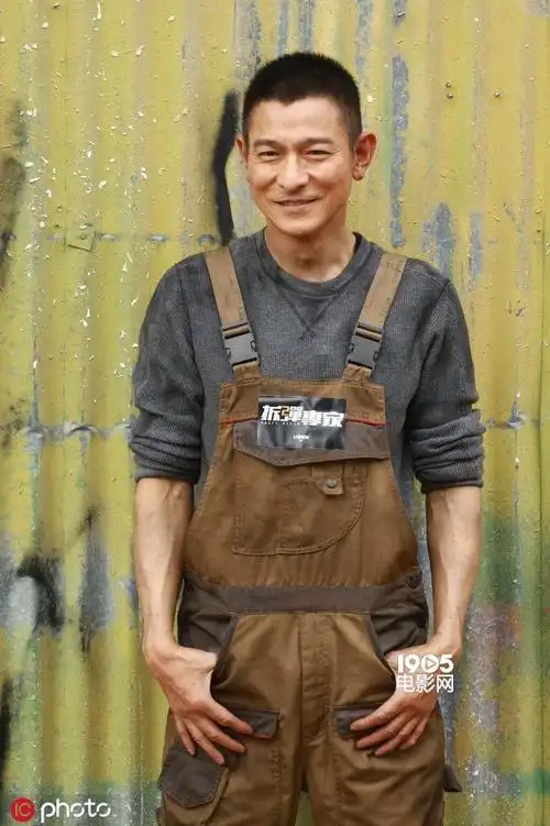 拆弹专家2开机刘德华着背带裤倪妮一身黑衣