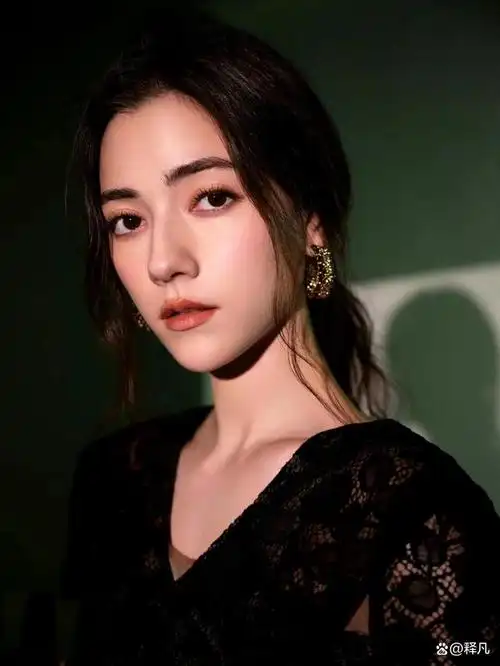 "苏妲己"娜然袁泉靓丽合影!混血美女身材曼妙太妖艳