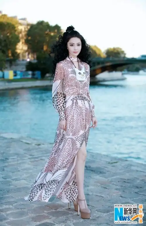 张馨予演绎别样淑女风 惊艳亮相巴黎时装周