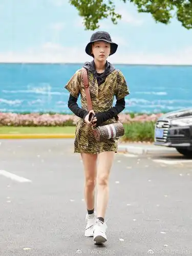 周冬雨上海机场街拍