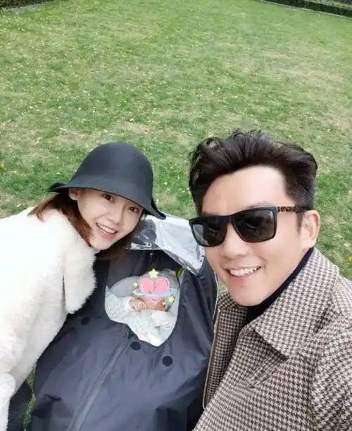 去年521的时候,郑恺苗苗晒出结婚照宣布结婚的消息,很多网友一开始不