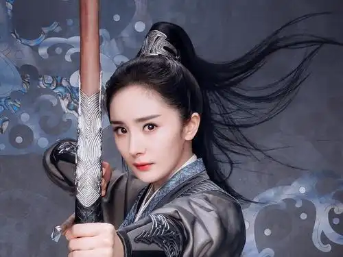 在剧中杨幂是女扮男装,男装的造型真的是英气逼人,而她的女装形象也是