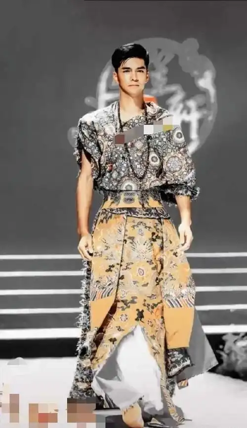 > 他也是龚俊双男主剧《盛势》中的男主角,一身腱子肉,195的大长腿