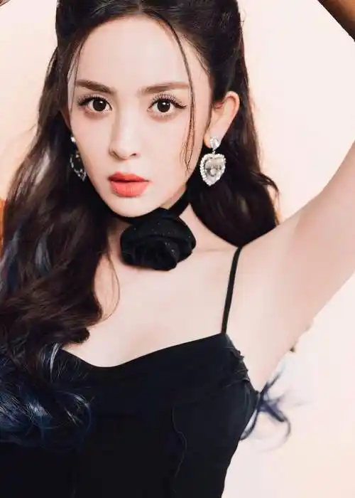 11月17日,古力娜扎参加节目的造型照片释出,照片中古力娜扎梳可爱猫耳