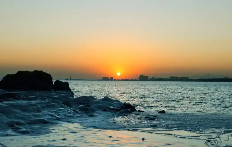 除了看人还是看人,只有到了冬天才能看到北戴河独特的美景