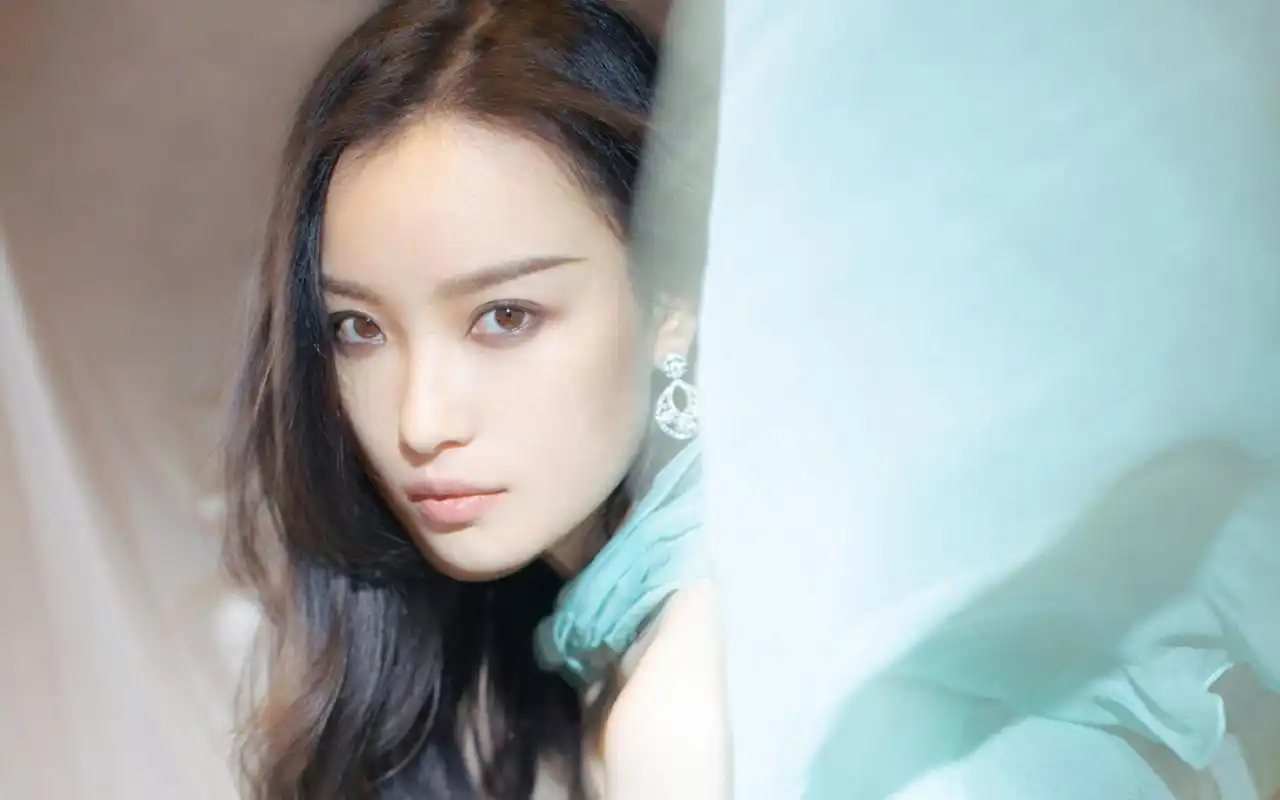 倪妮性感迷人写真桌面壁纸