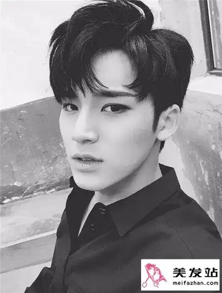 清新干净阳光男生发型,最流行男学生发型让小