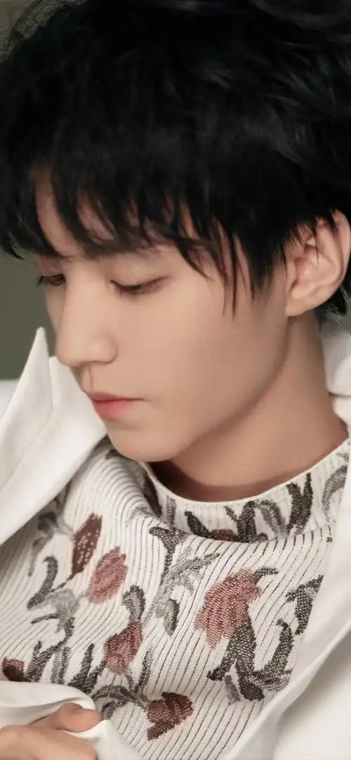 王俊凯时尚帅气写真手机壁纸