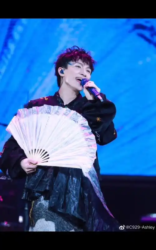 周深,玫瑰是红的,紫罗兰是蓝的,糖是甜的,你也是.#周深