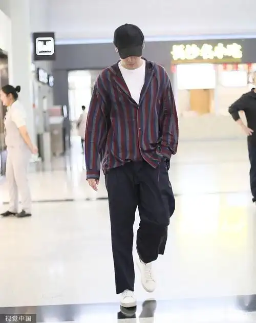 10月8日,胡歌现身长沙黄花机场,他t恤叠穿衬衫尽显时髦穿搭,在机场被