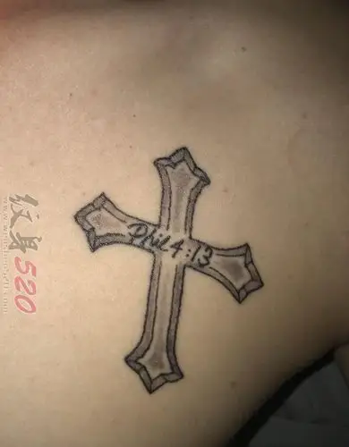 男生后背上黑灰点刺简单线条十字架纹身图片
